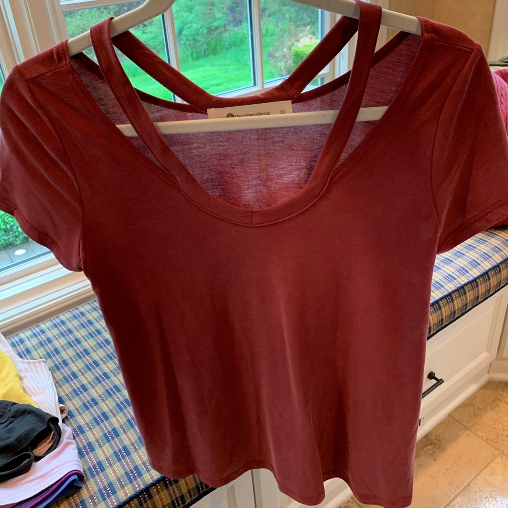 Impeccable pig red soft t  with shoulder design ❣️